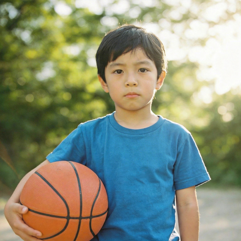小男孩持篮球图片