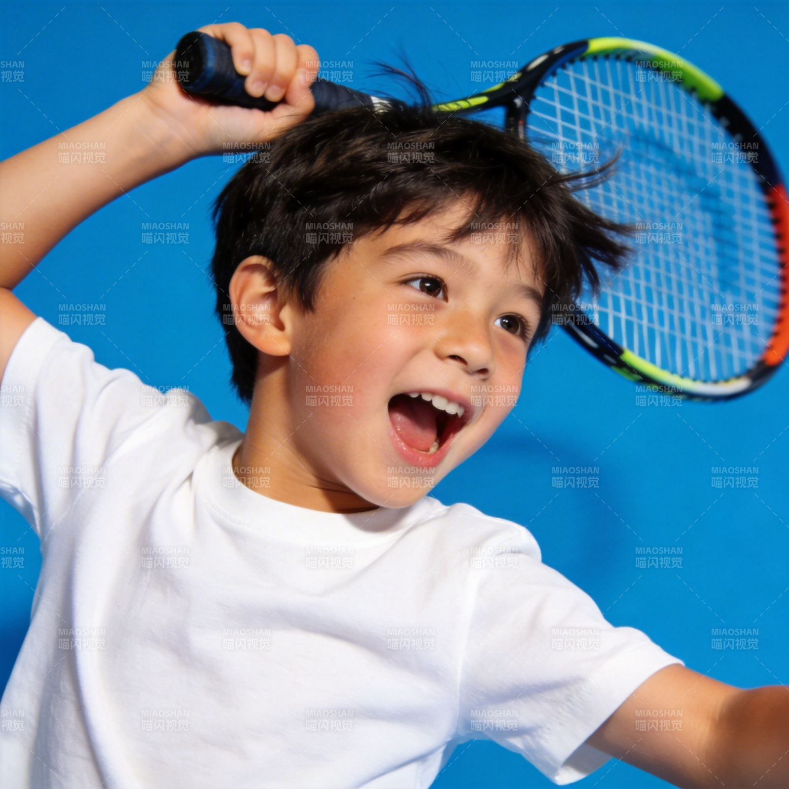 小网球手激情挥拍图片