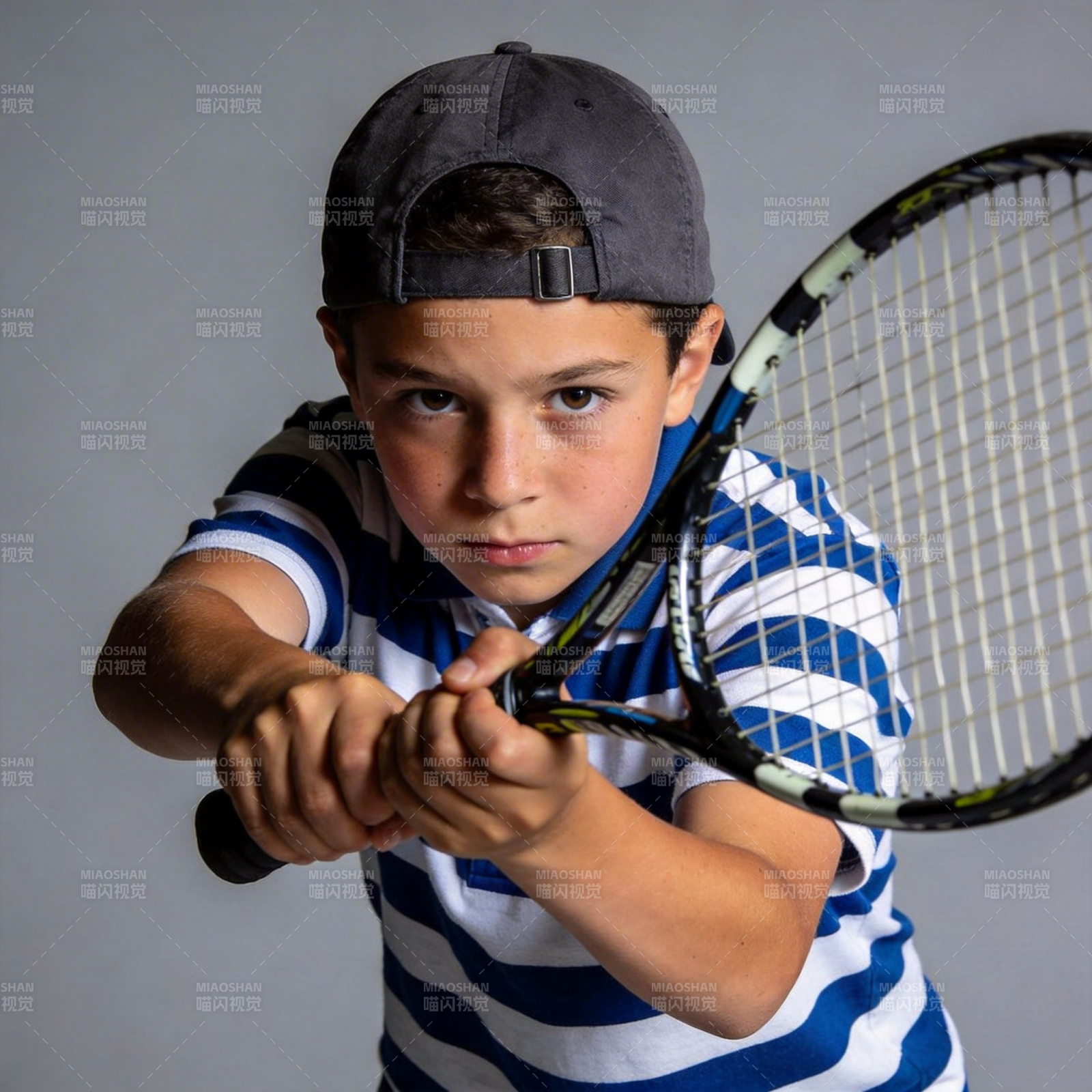 少年挥拍击球瞬间图片