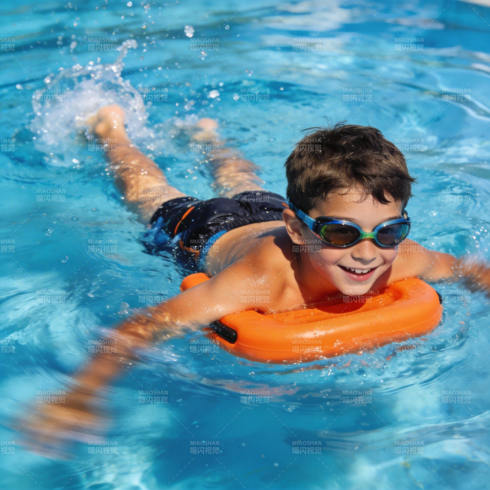 快乐游泳的小男孩图片