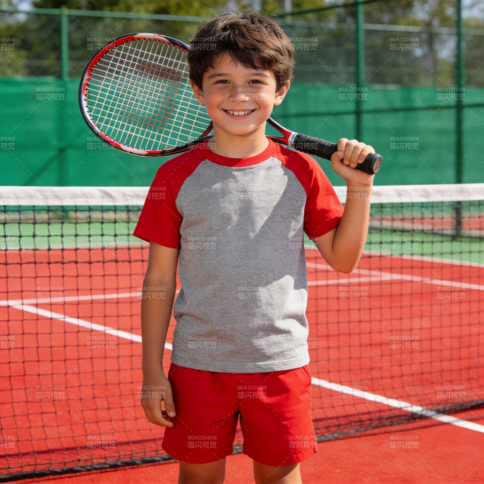 小小网球手微笑图片