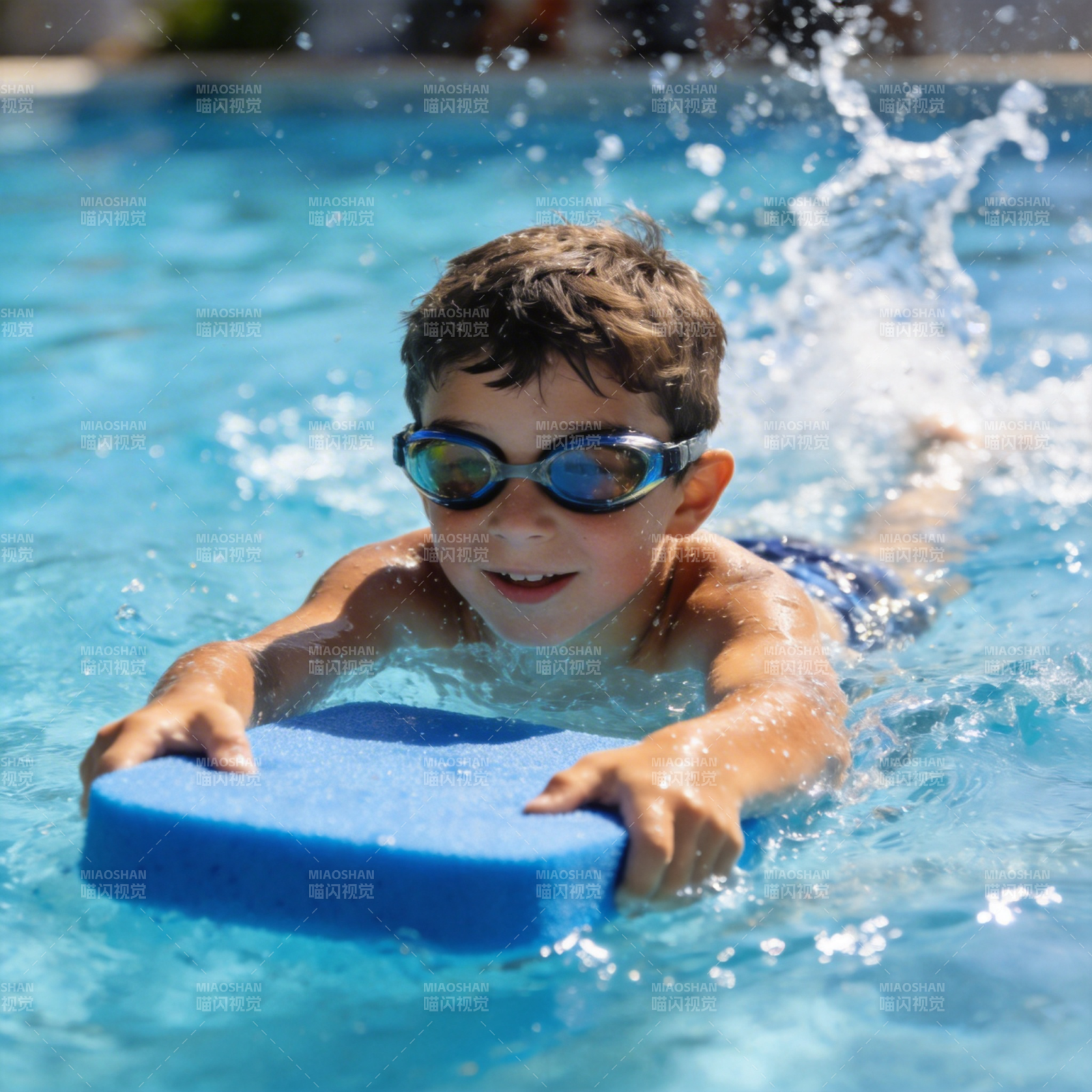 泳池里的快乐男孩图片