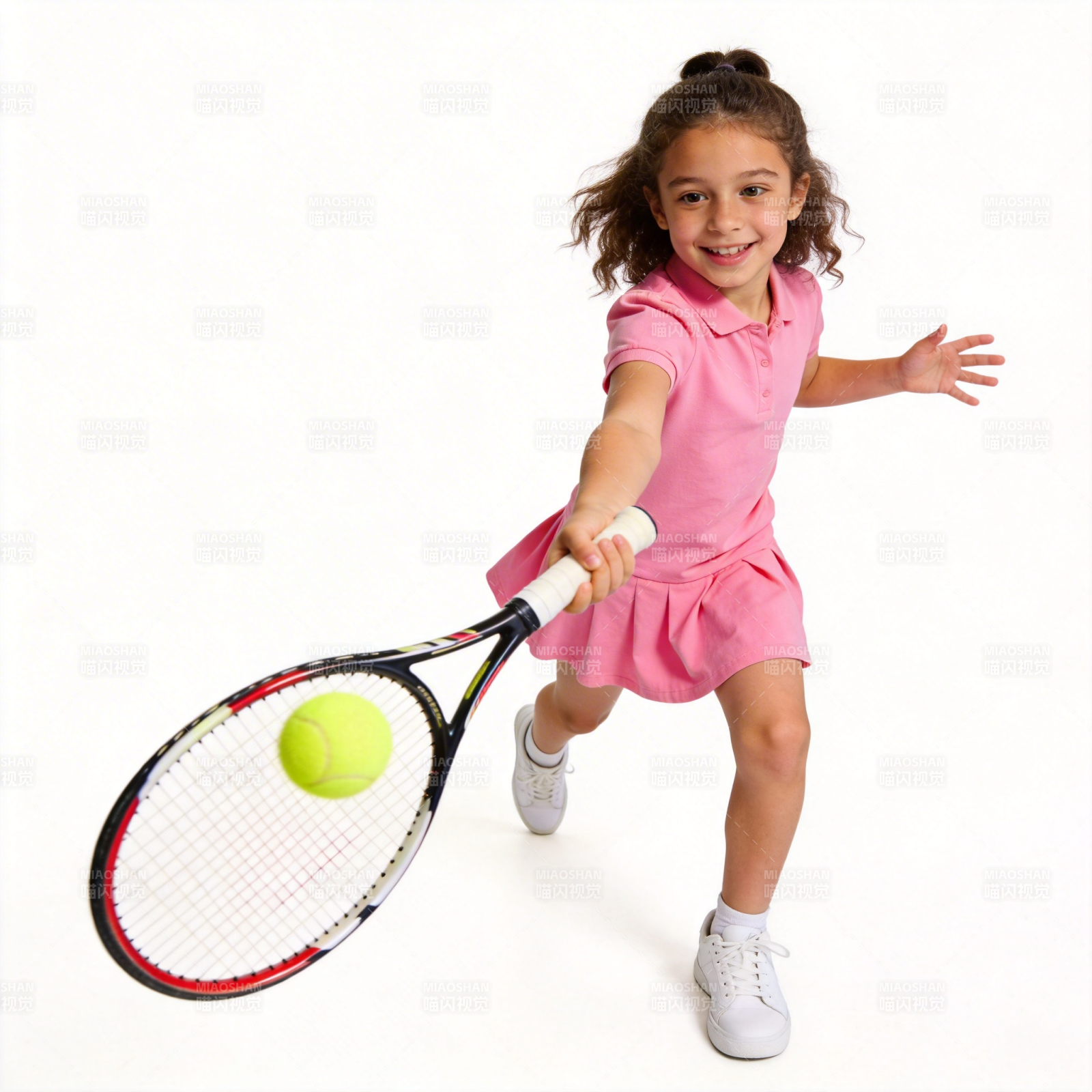 小女孩打网球图片