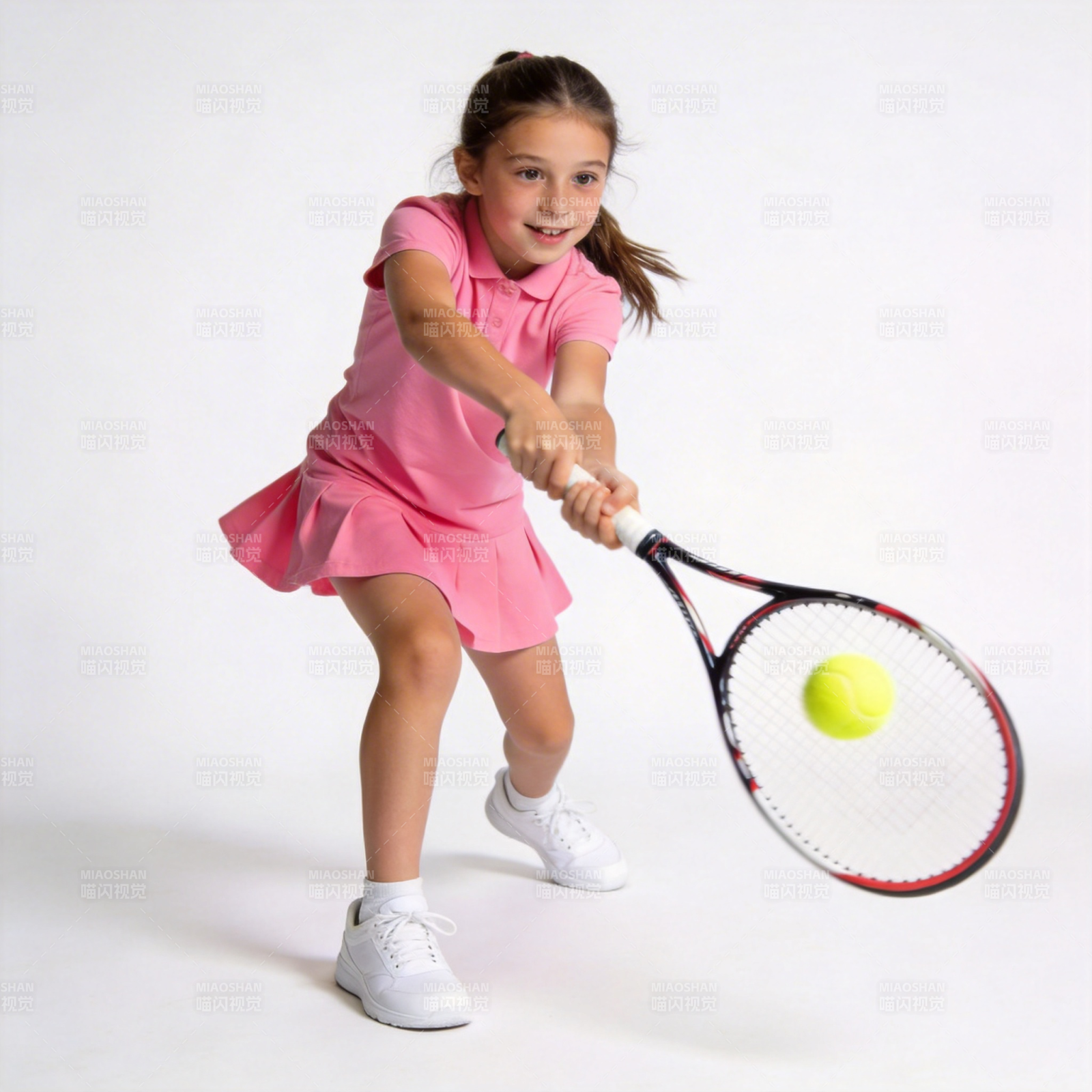 小女孩打网球图片