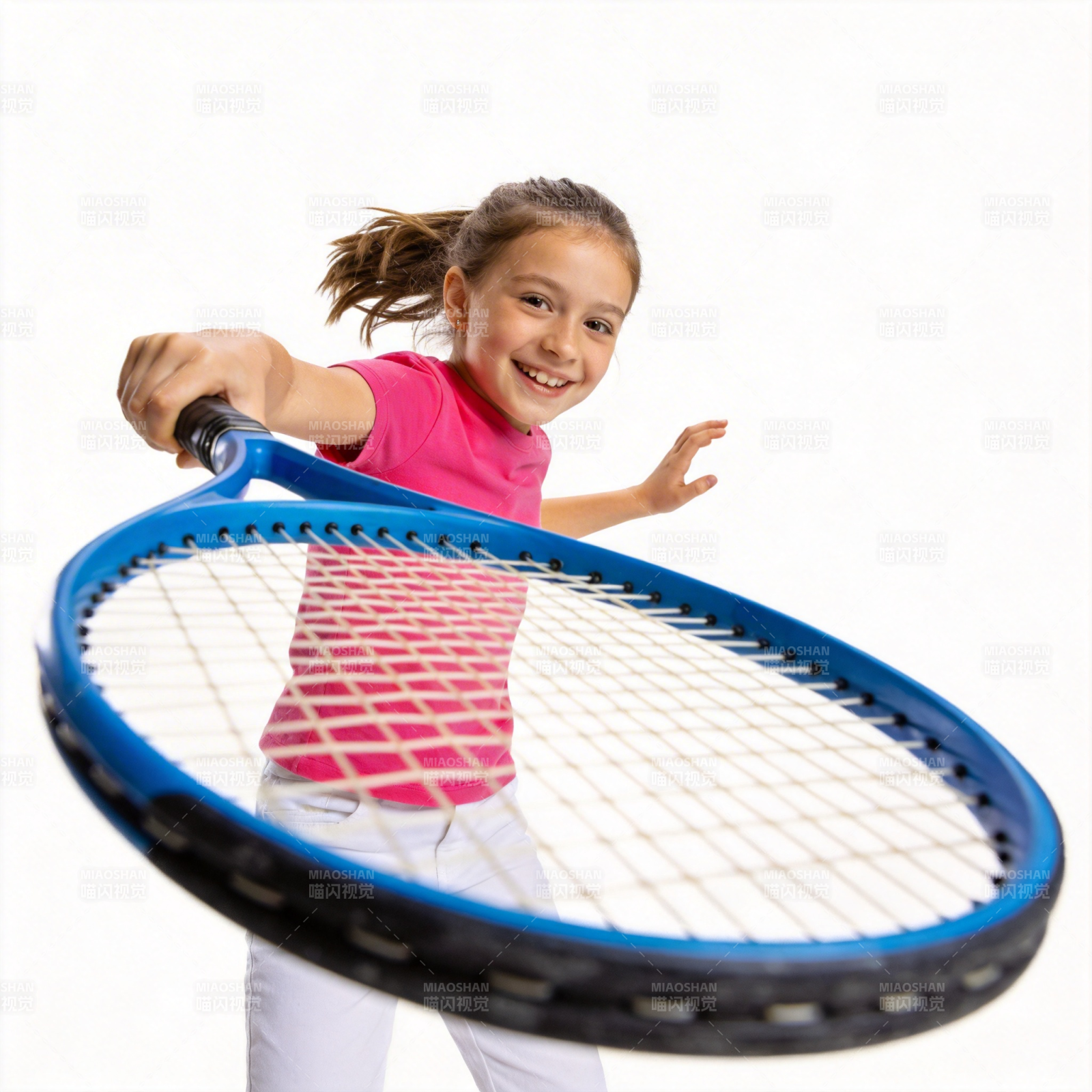 小女孩挥拍打网球图片