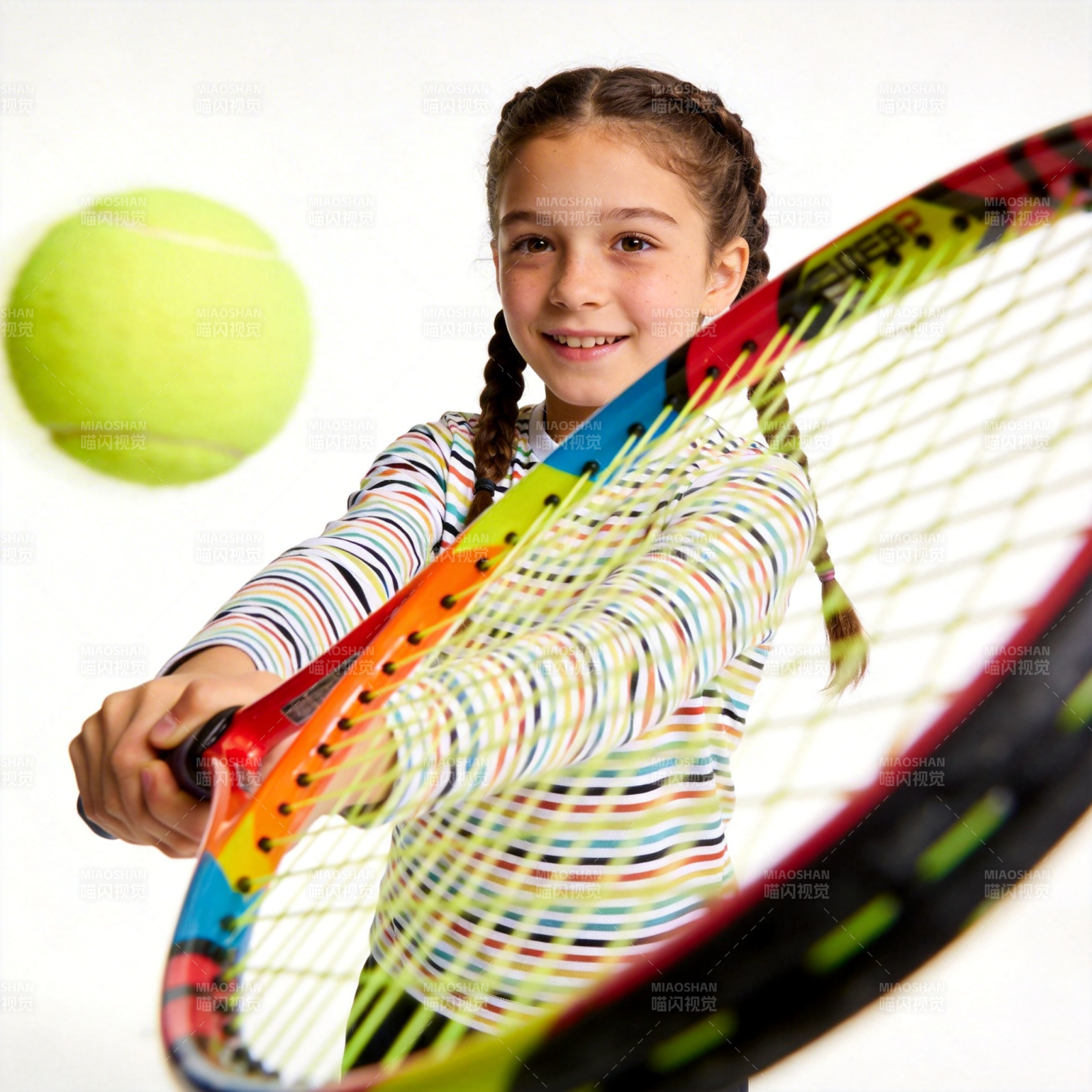 小女孩打网球图片