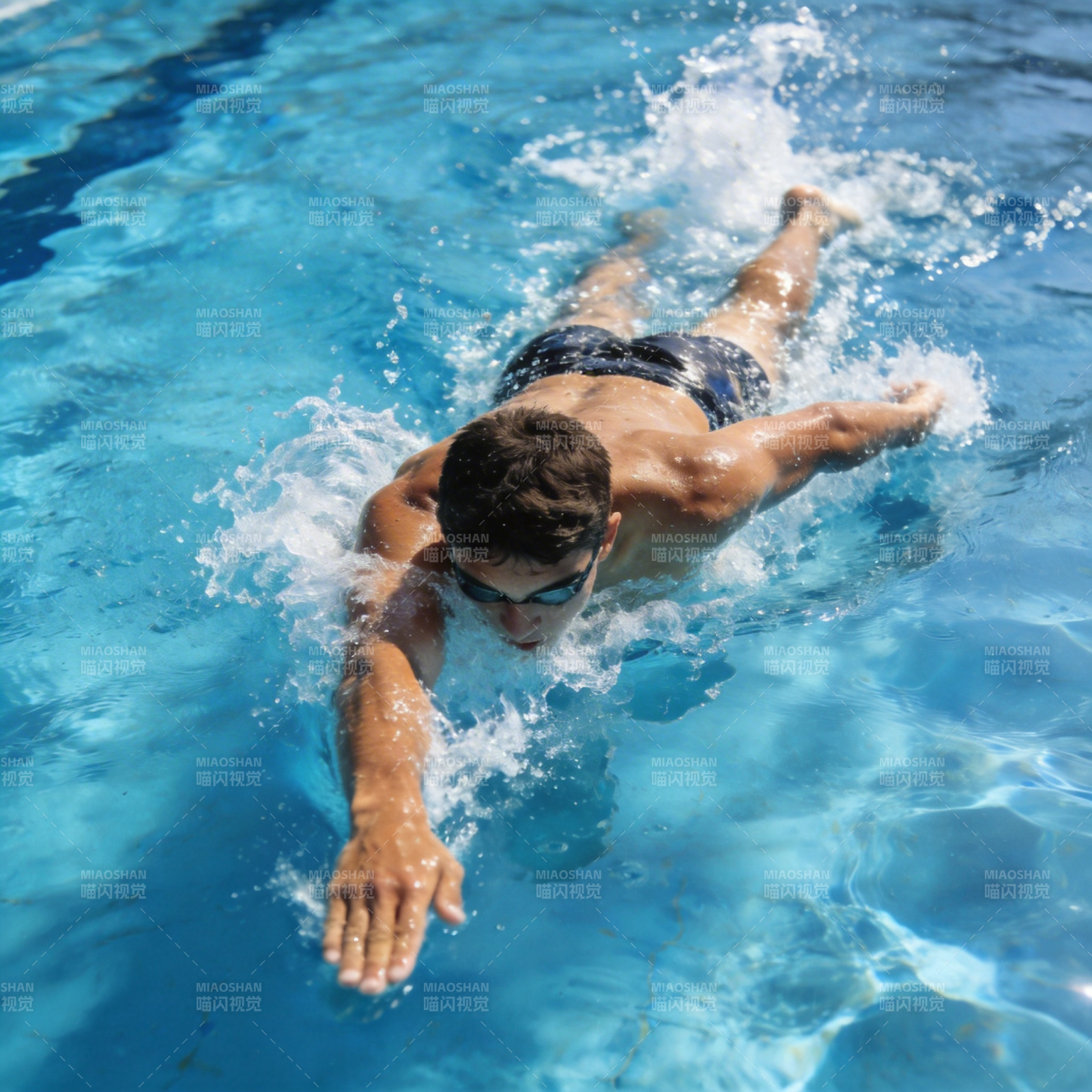 泳池畅游瞬间图片