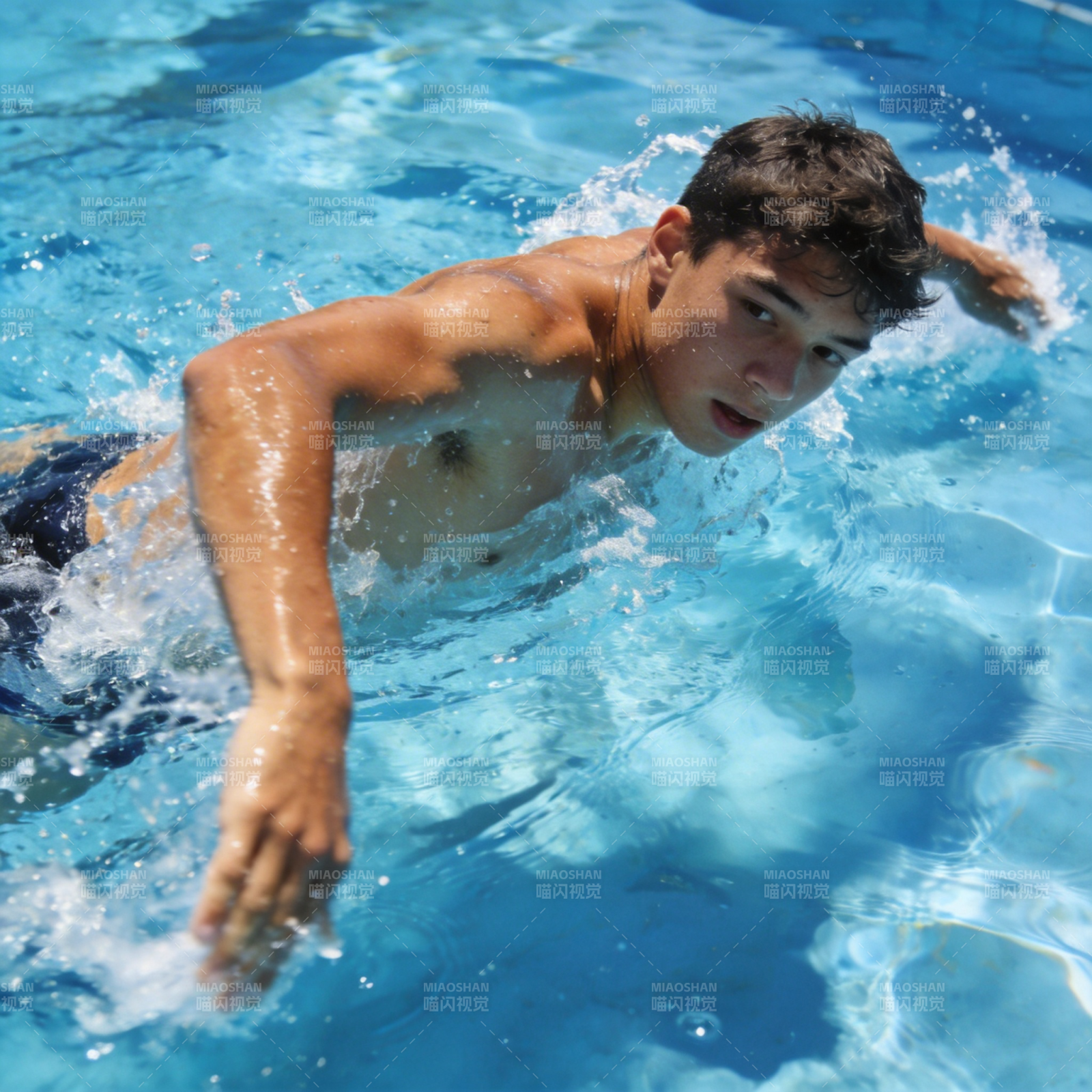 泳池中的少年图片