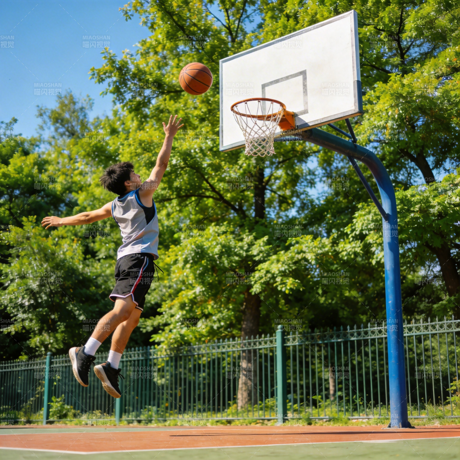 篮球少年跃起投篮图片