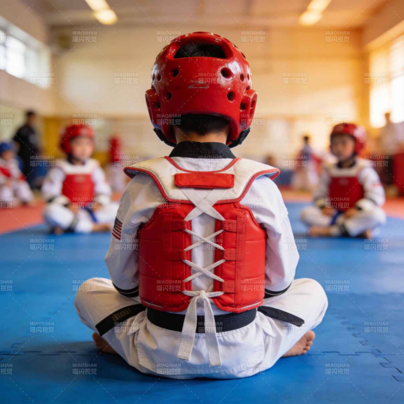 跆拳道小将静坐准备图片