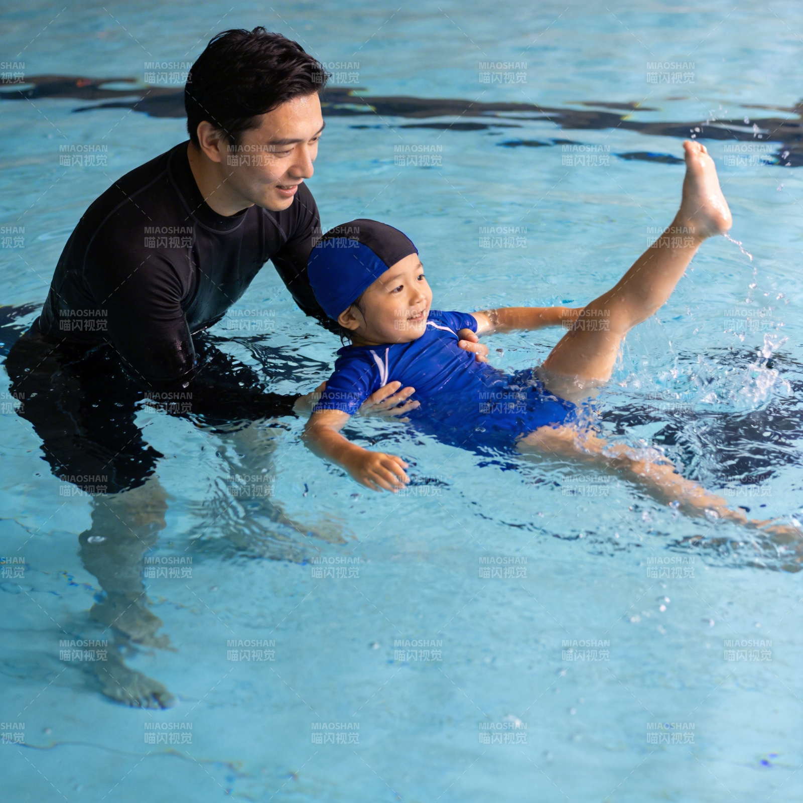 亲子游泳教学图片