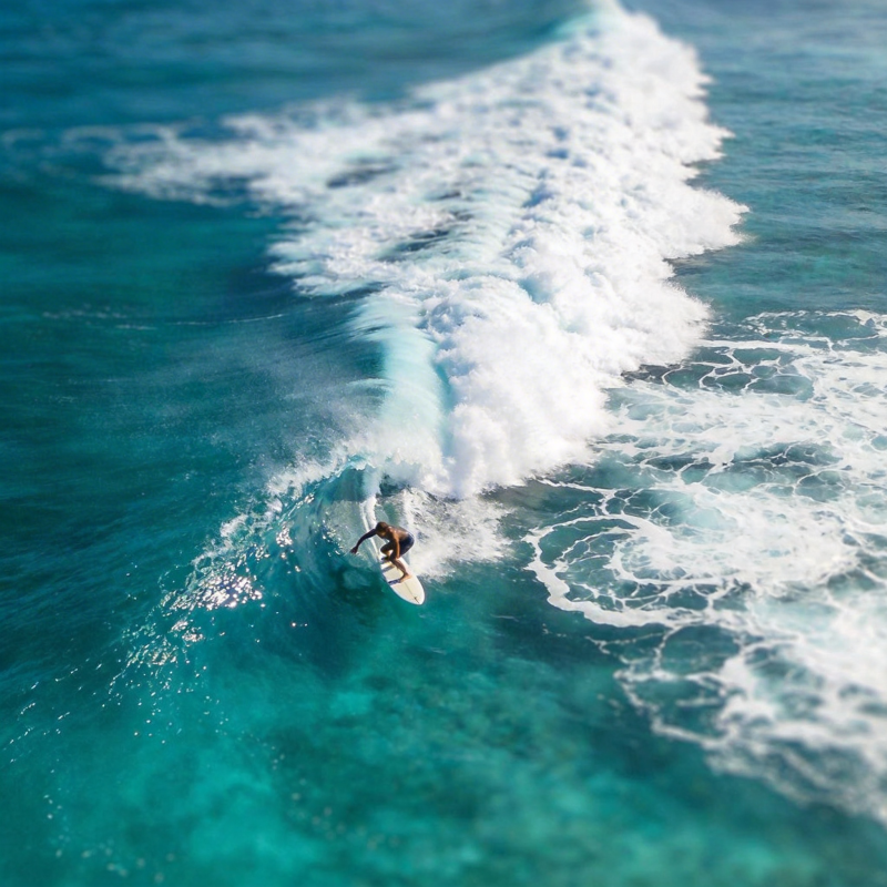 冲浪者乘风破浪图片
