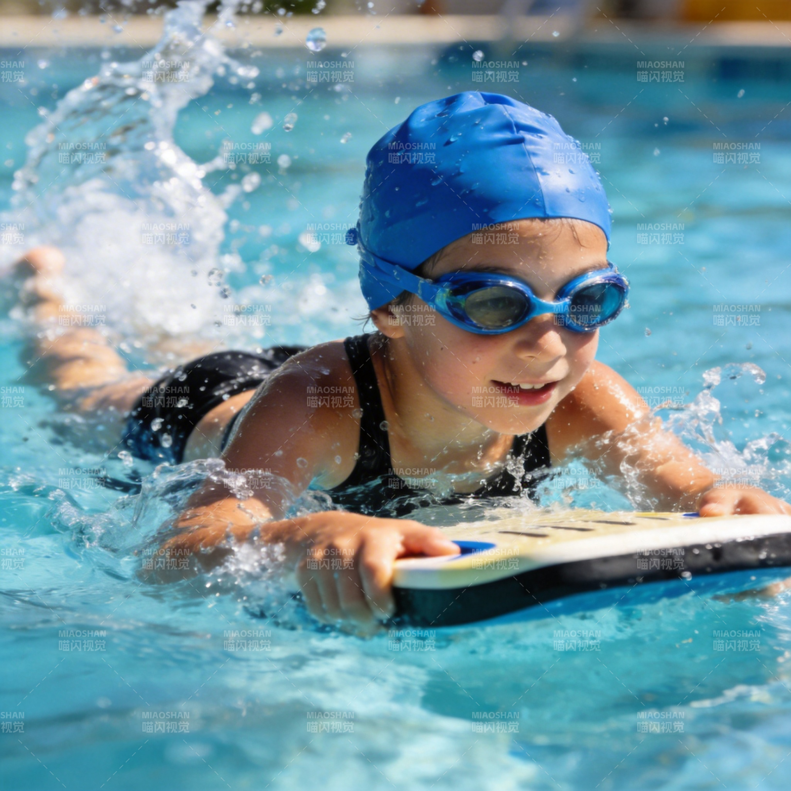 小女孩游泳训练图片