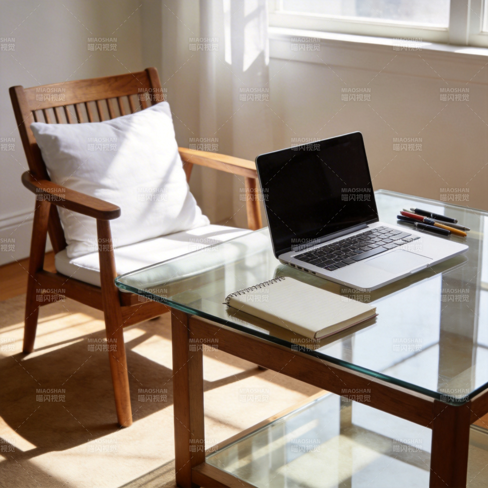 阳光下的工作角落图片