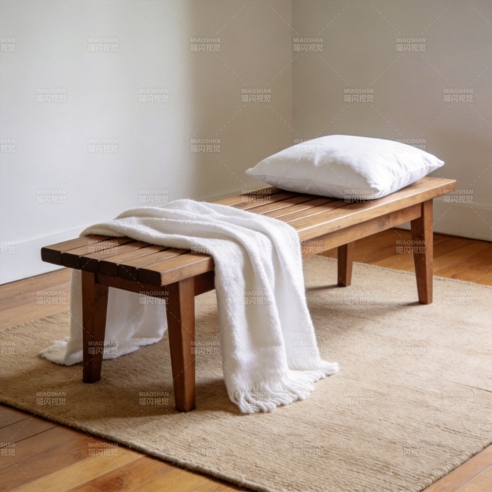 简约木凳配白毯枕图片