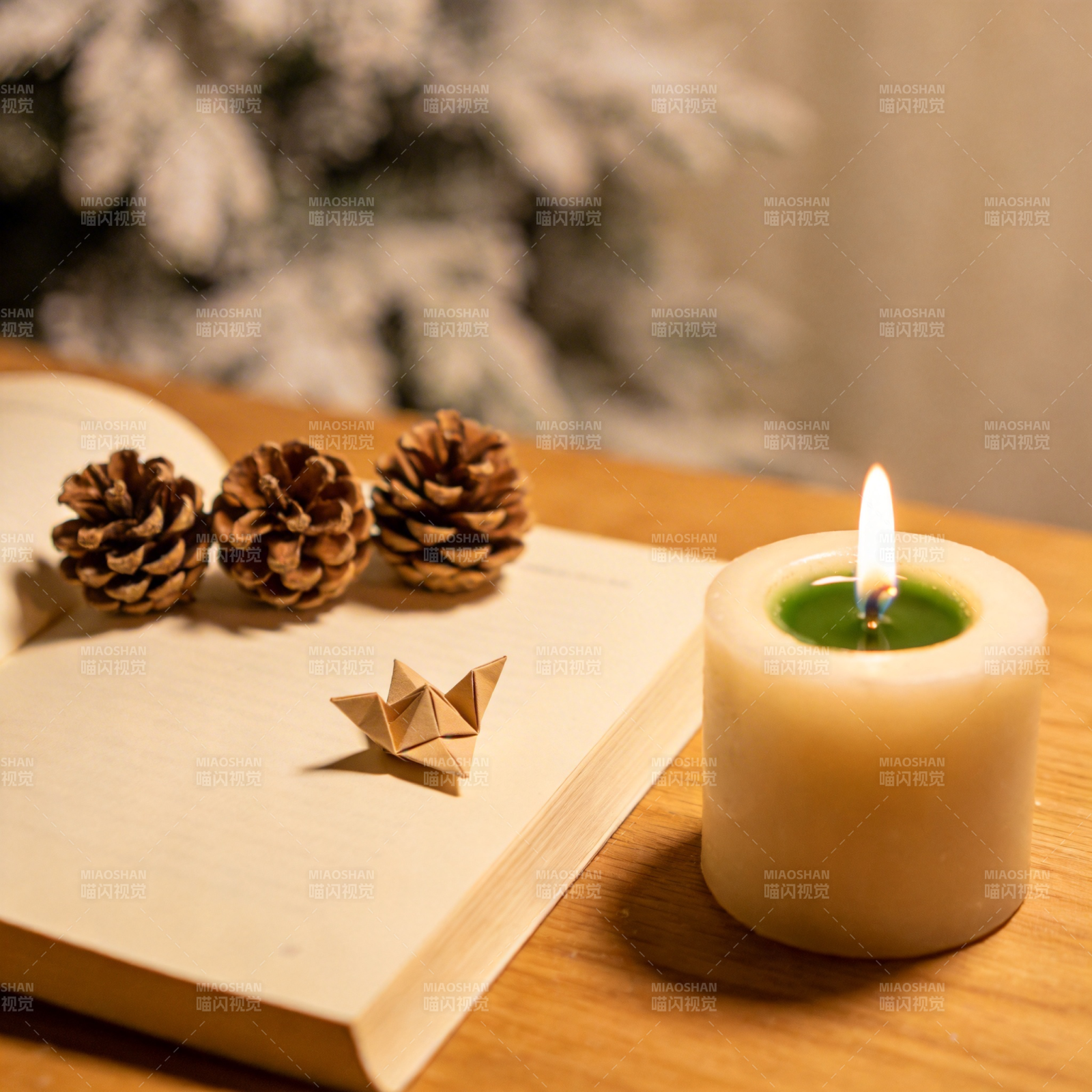 静谧冬夜书桌景图片