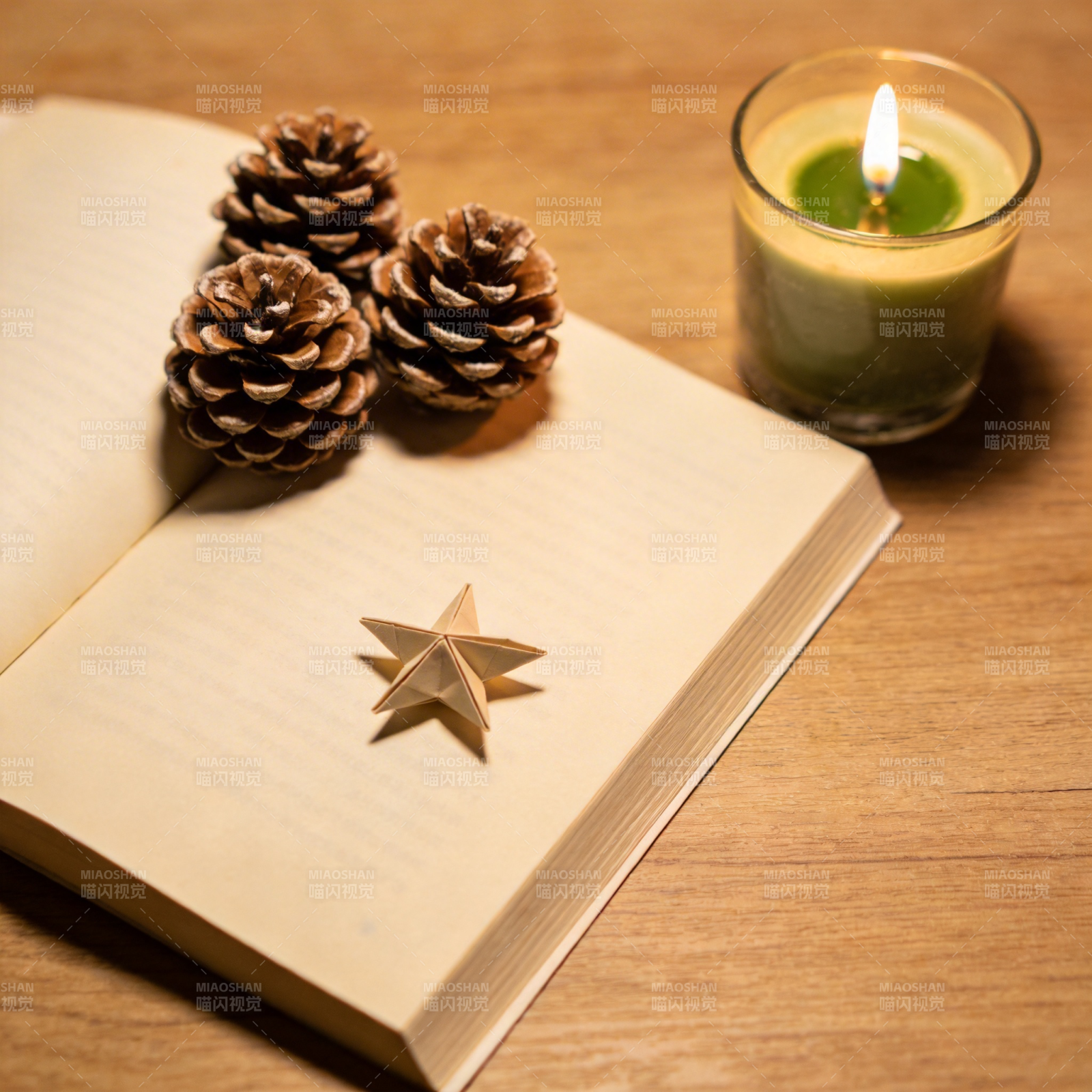 书页上的松果与烛光图片