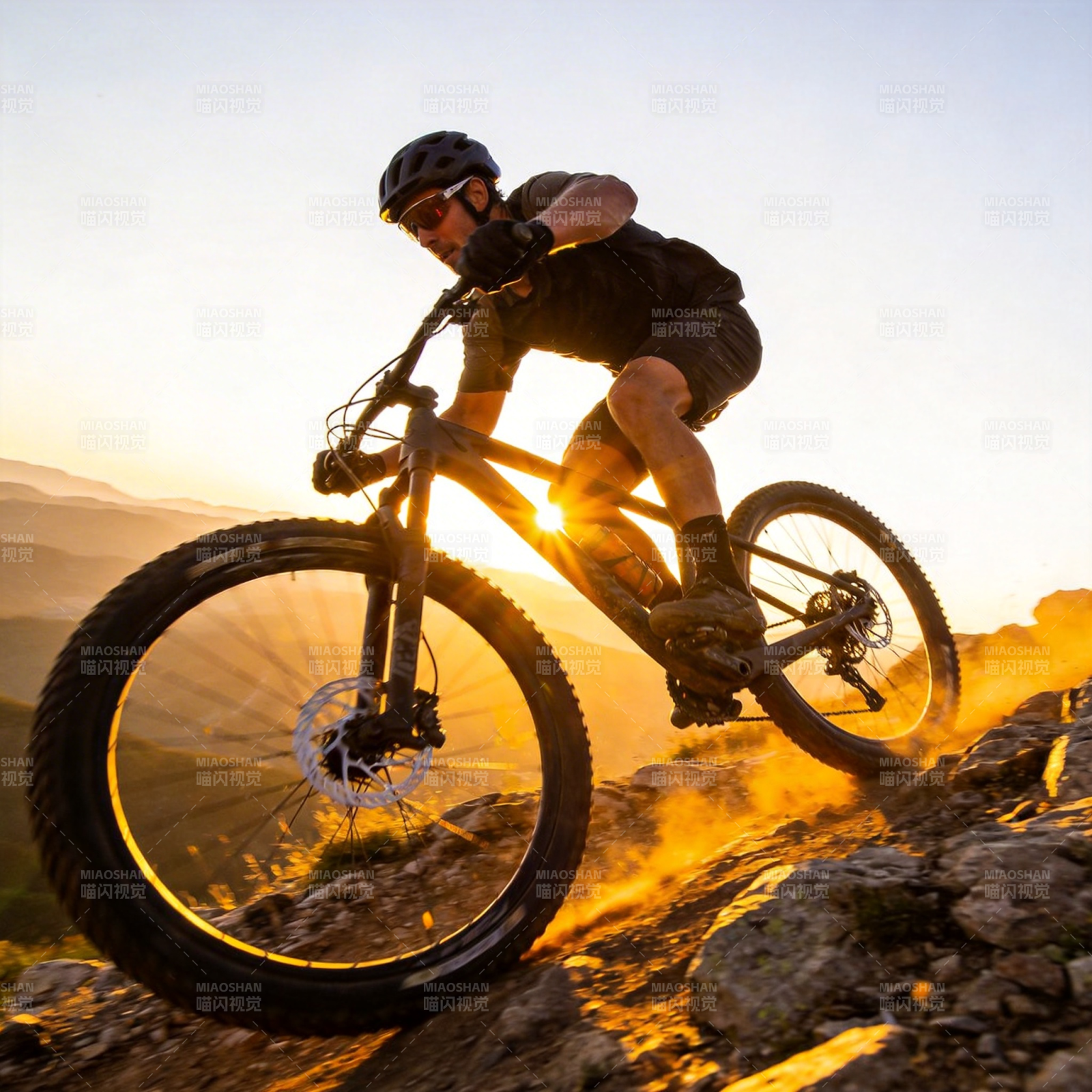 山地骑行日落时分图片