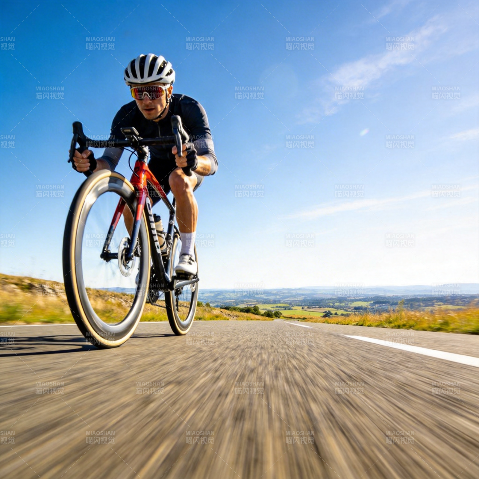 疾驰在山路上图片