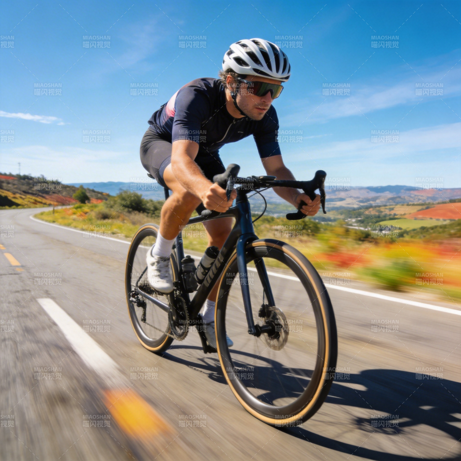 骑行者疾驰山道图片