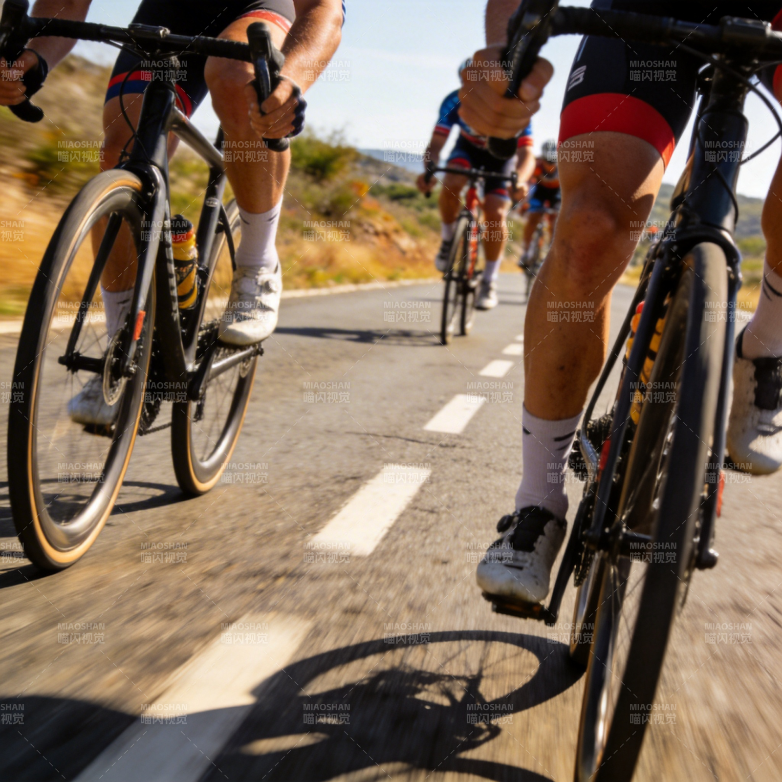 骑行竞速瞬间图片