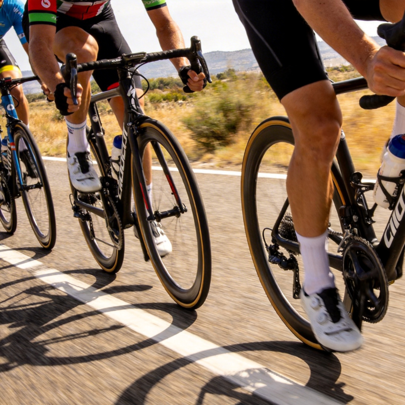 骑行竞速瞬间图片