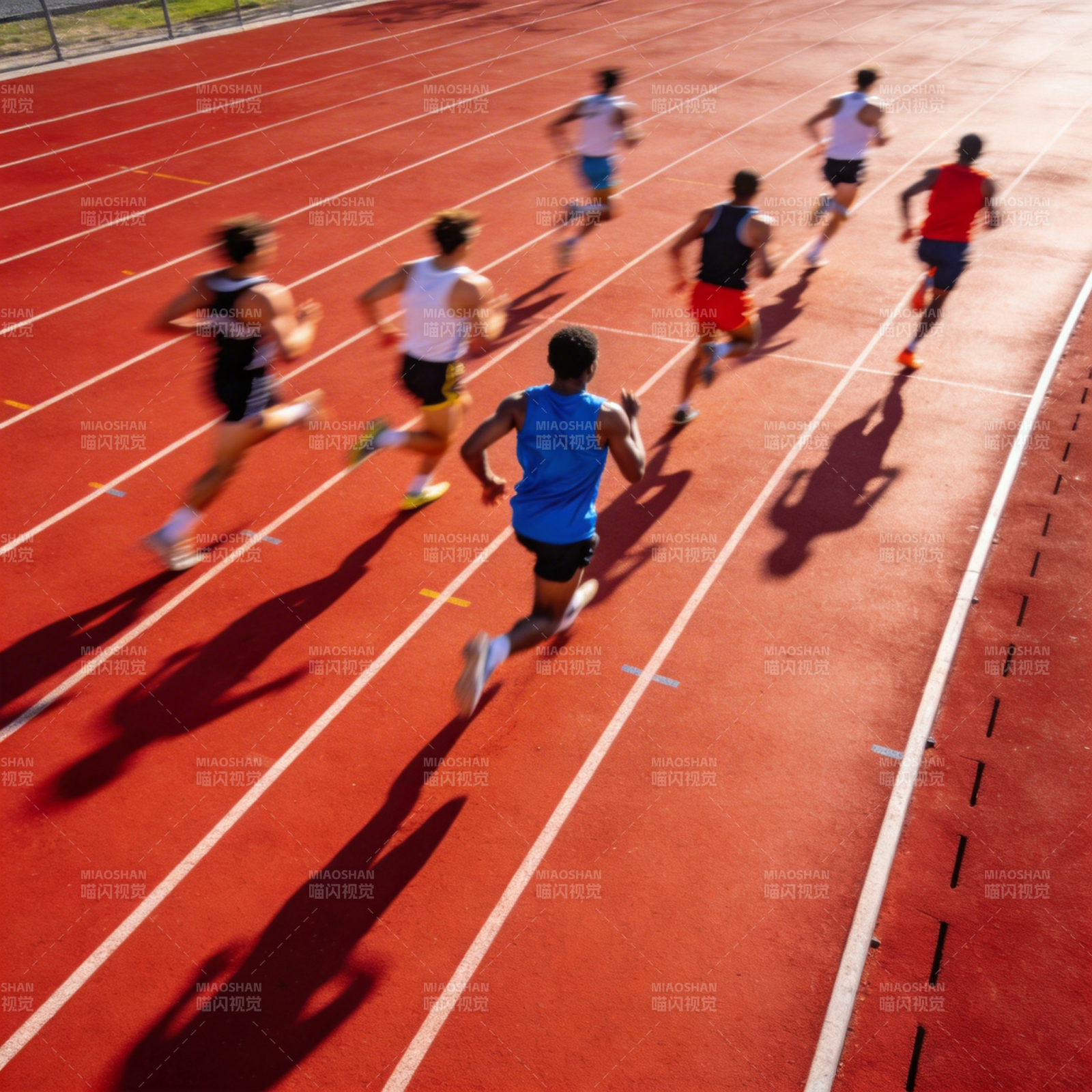 赛道上的奔跑者图片
