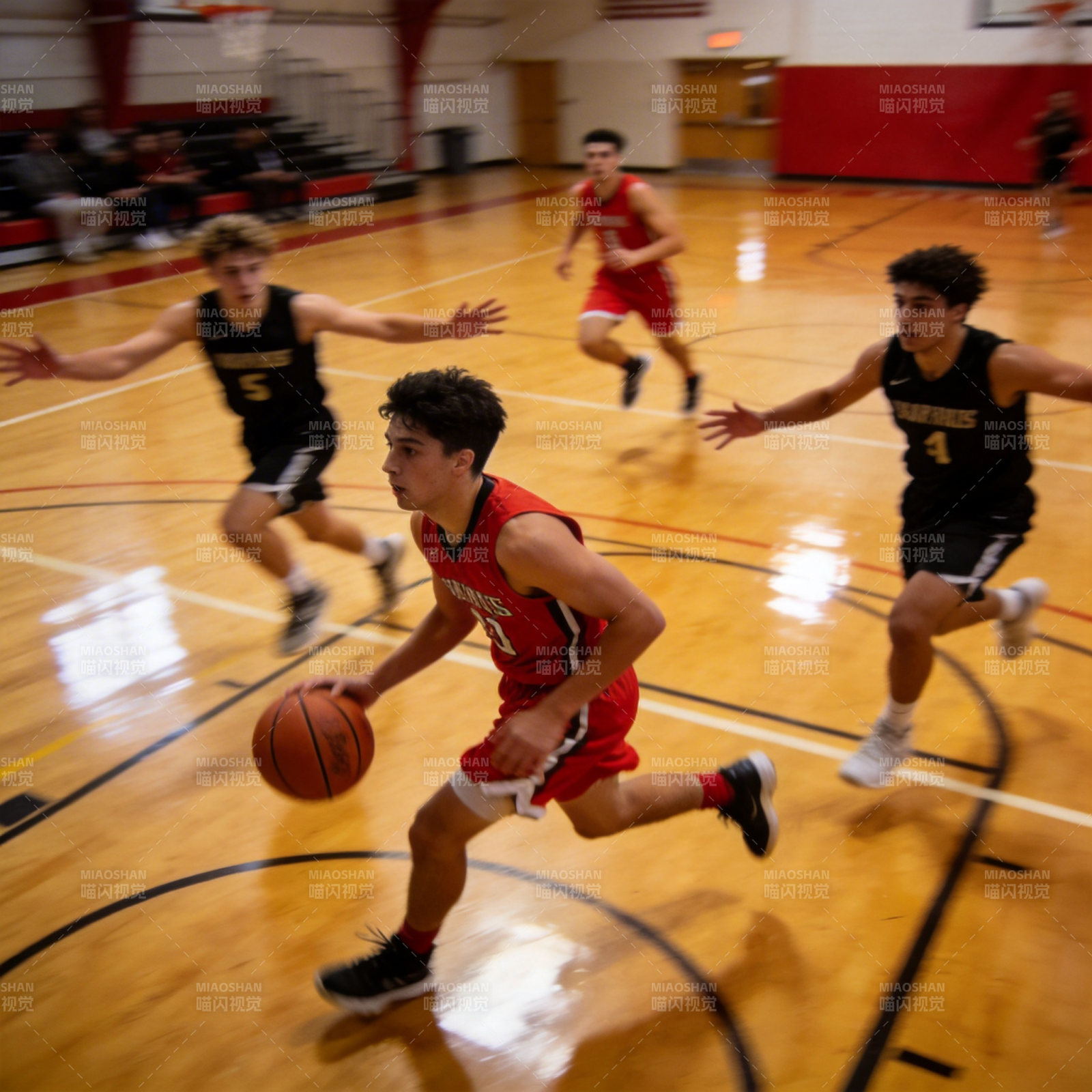 篮球赛激烈对决图片
