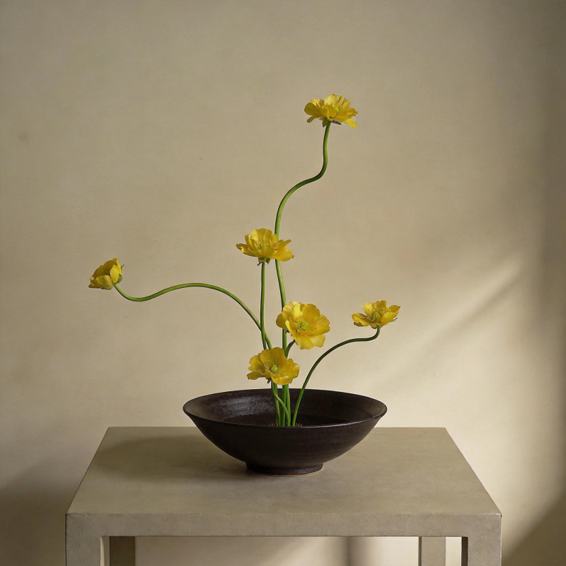 黄花静置陶碗中图片