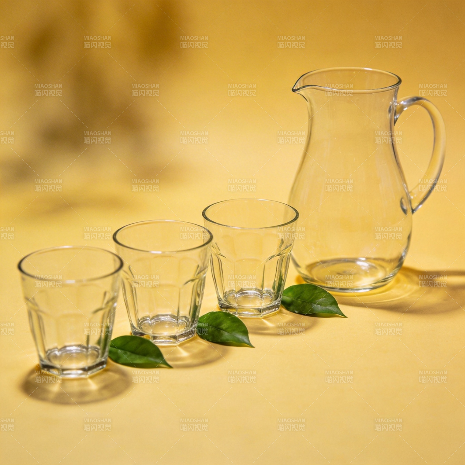 玻璃杯与水壶静物图片