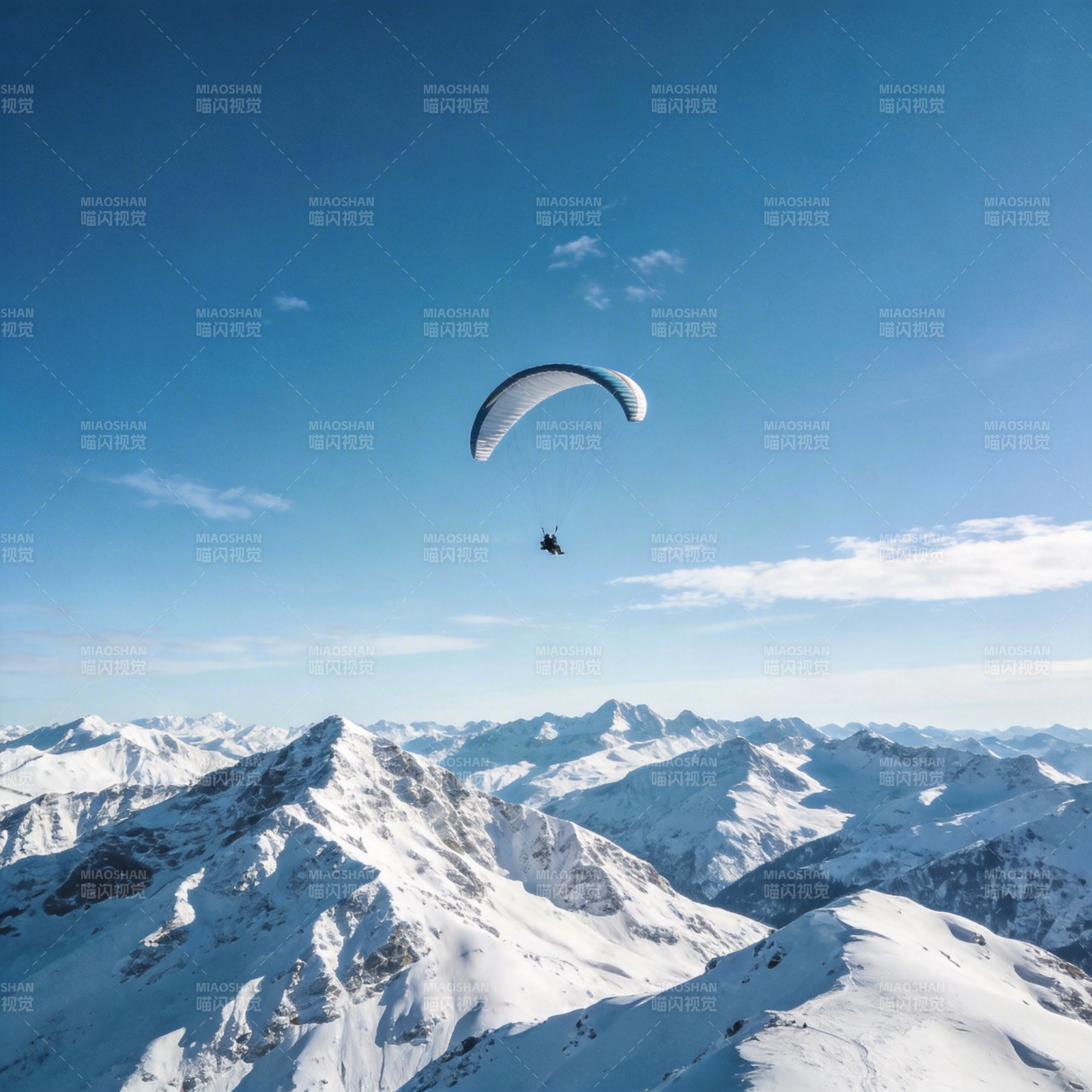 雪峰之上翱翔图片