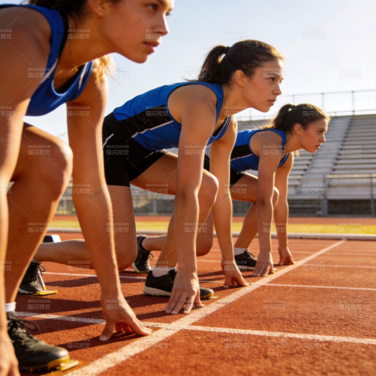 起跑线上的女运动员图片