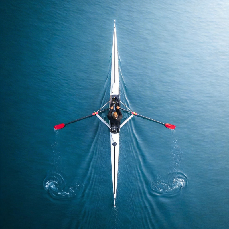 独舟划水 静谧前行图片