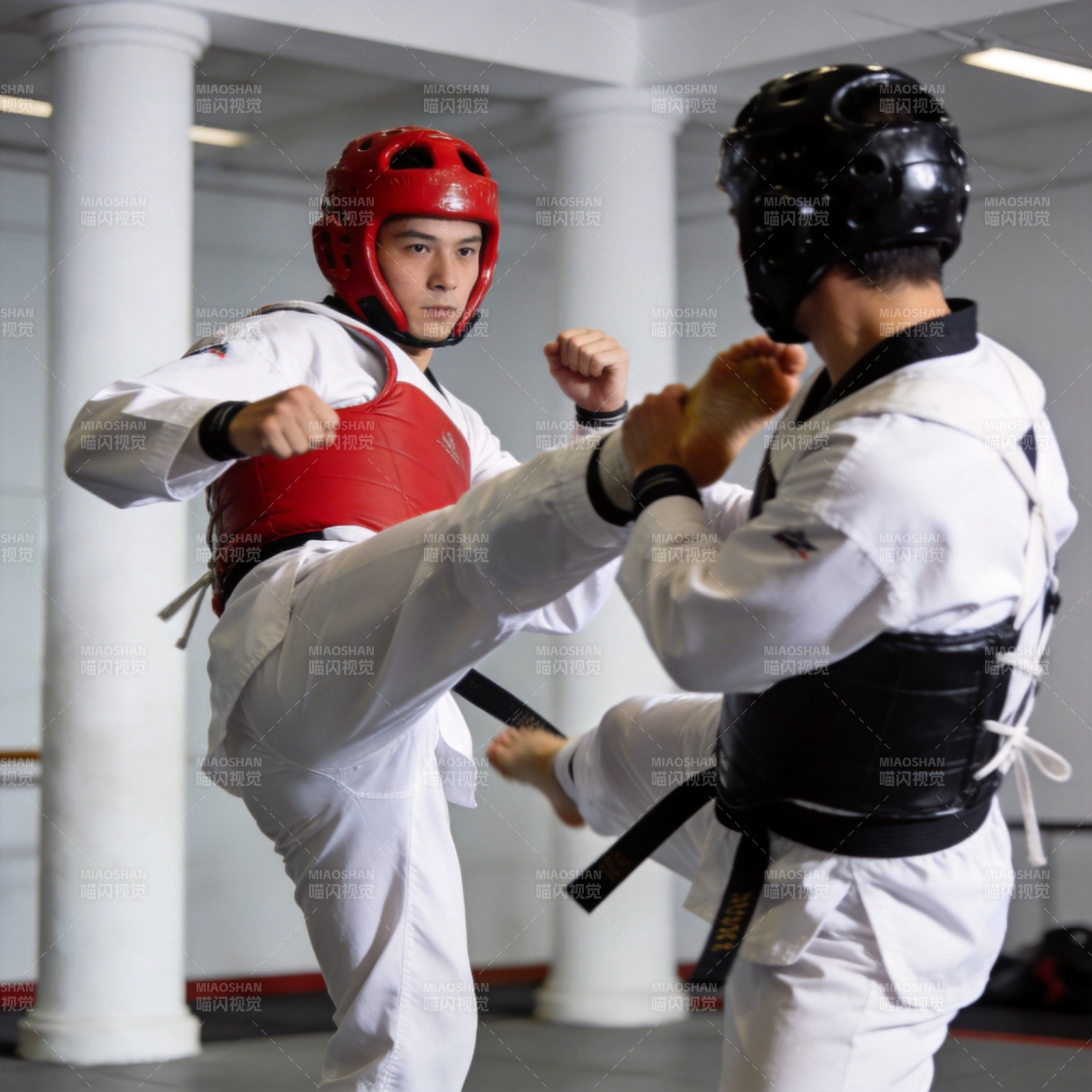 跆拳道对决瞬间图片
