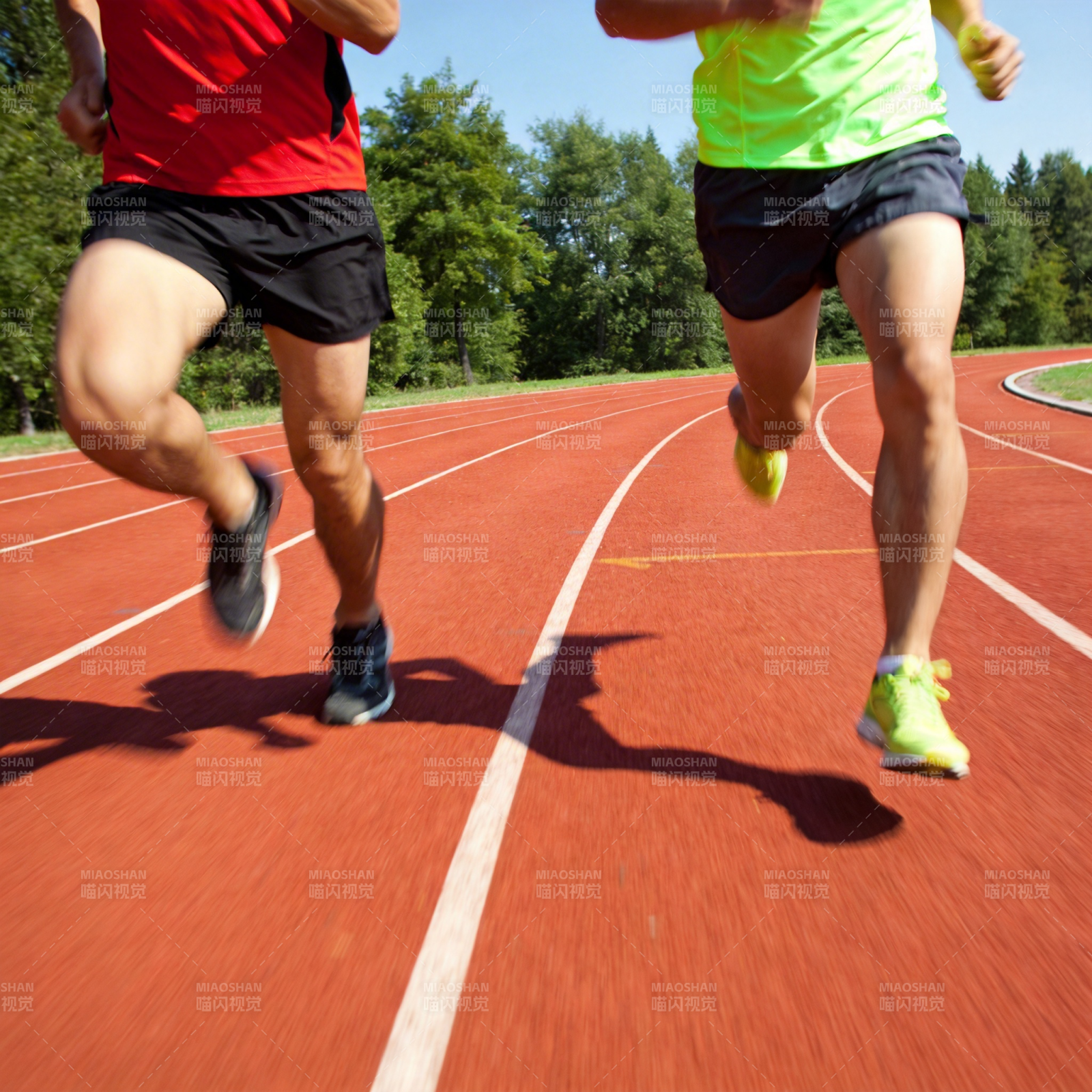 赛道上的竞速瞬间图片