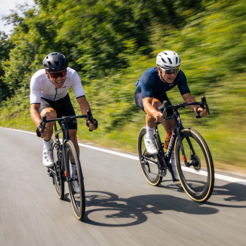 双人骑行竞速图片