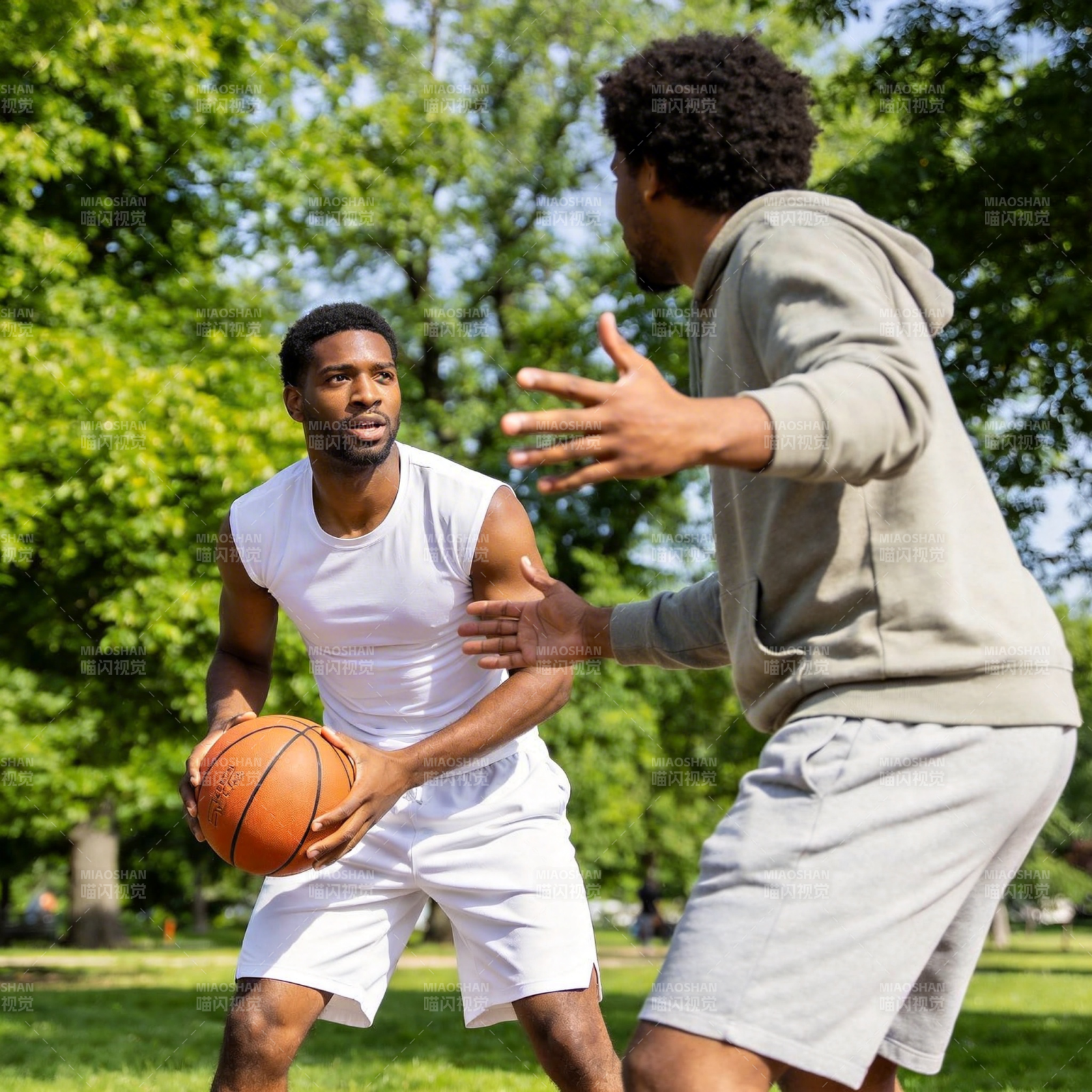 公园篮球对决图片
