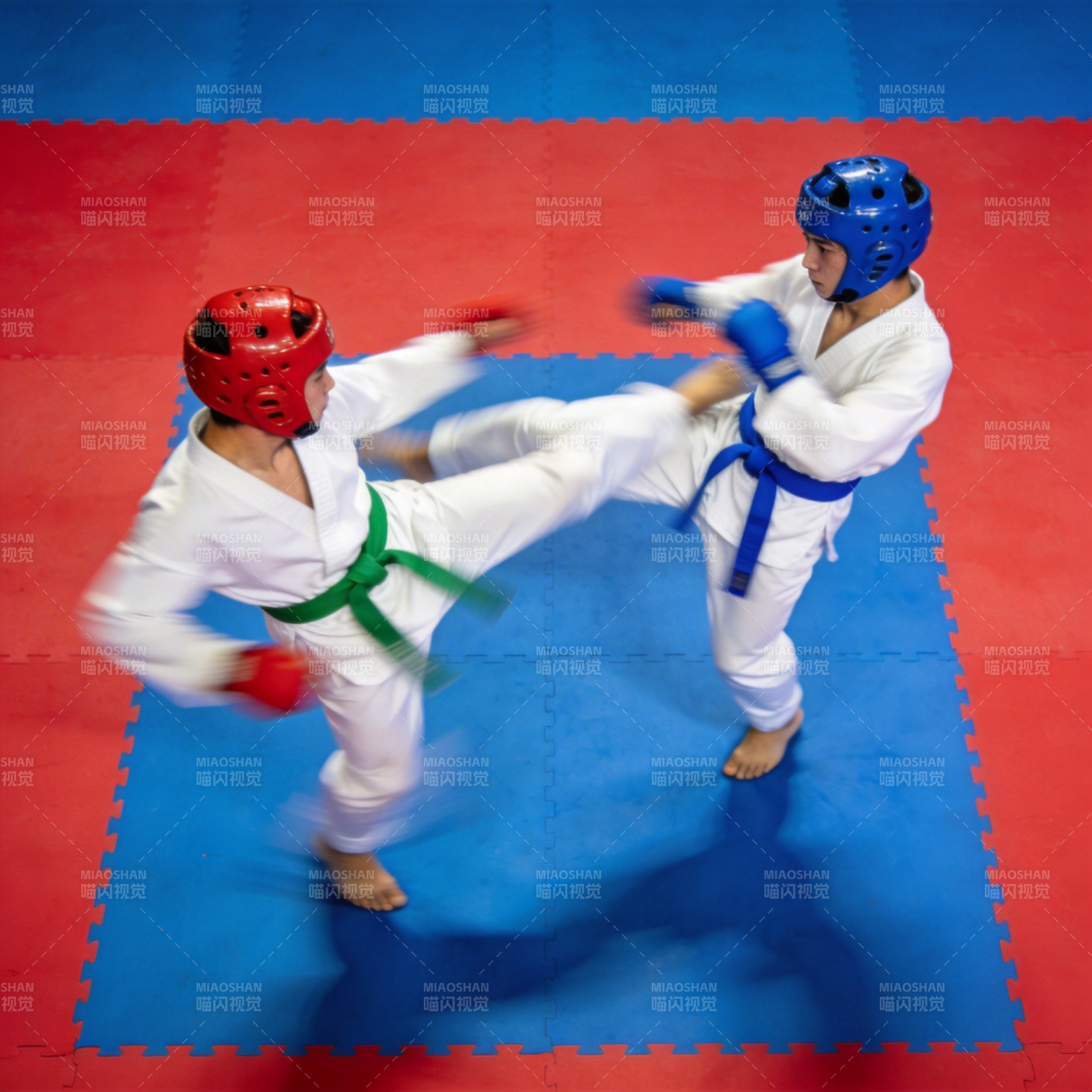 跆拳道对练瞬间图片