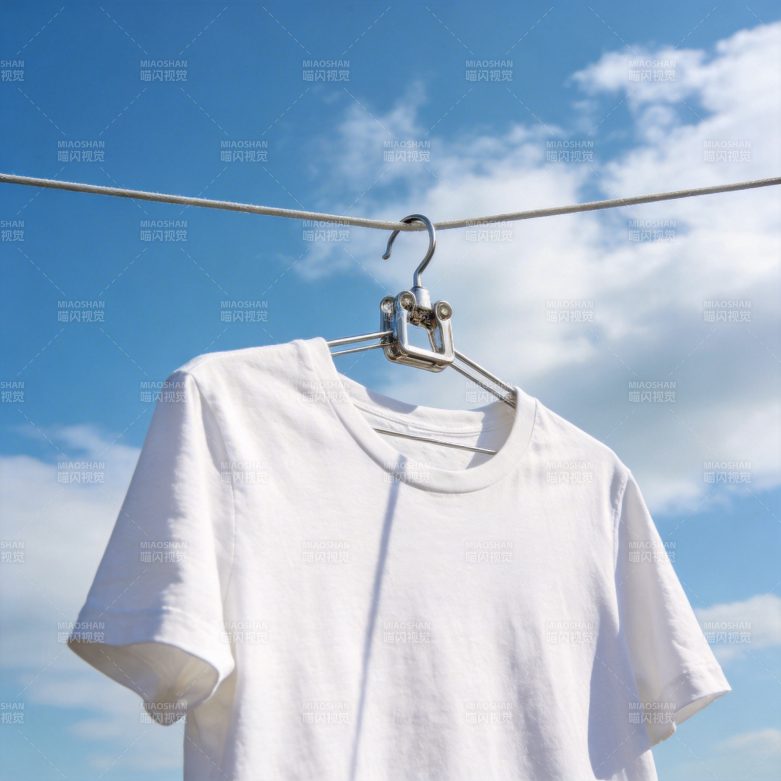 白T恤晒太阳图片