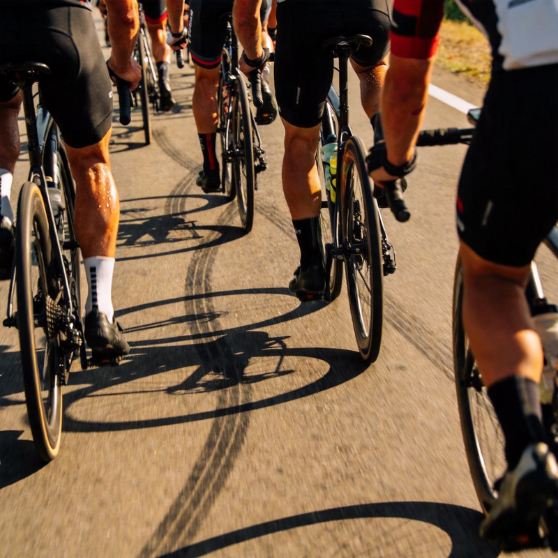 骑行者疾驰瞬间图片