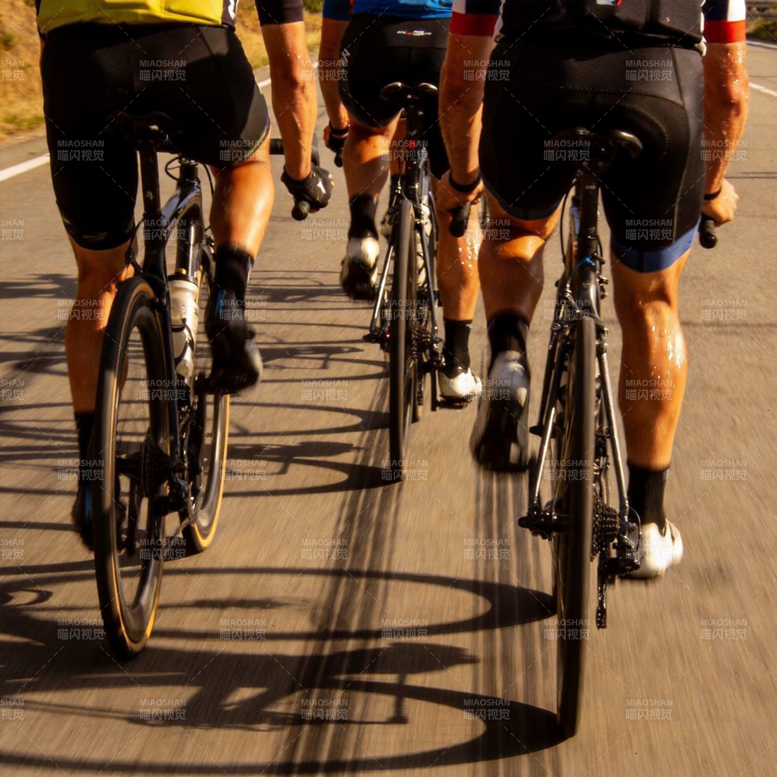 骑行者疾驰在路上图片