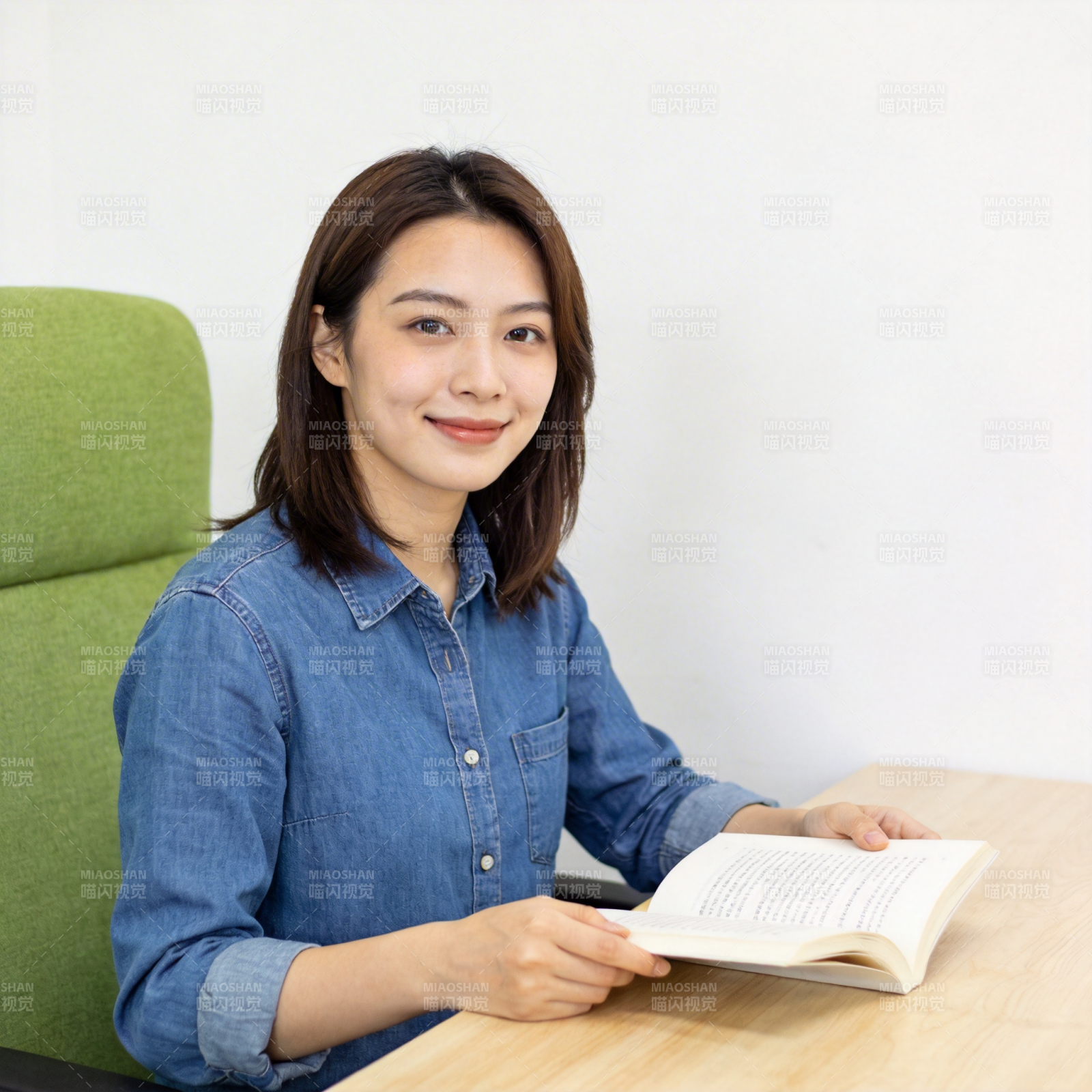 阅读中的微笑女子图片