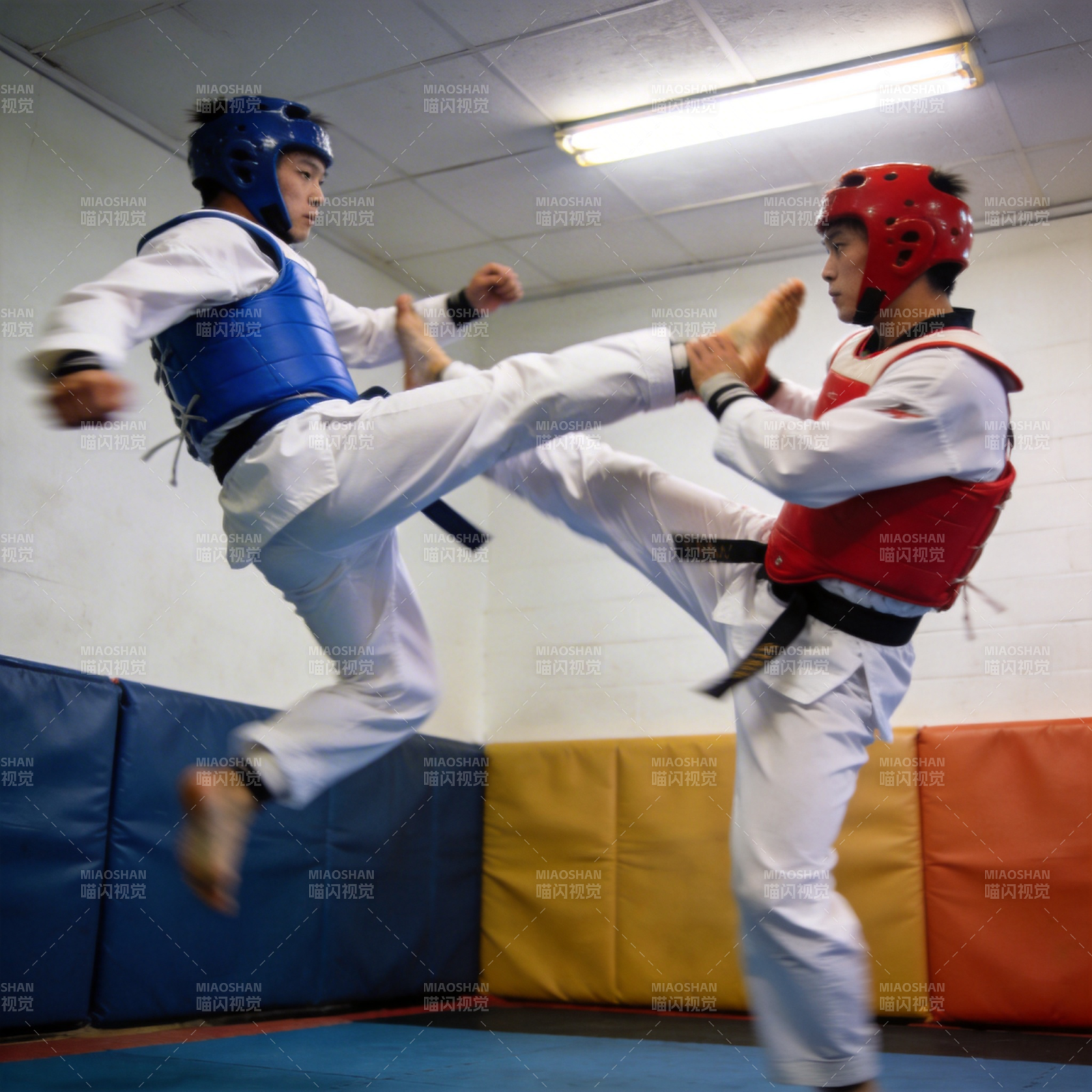 跆拳道对练瞬间图片