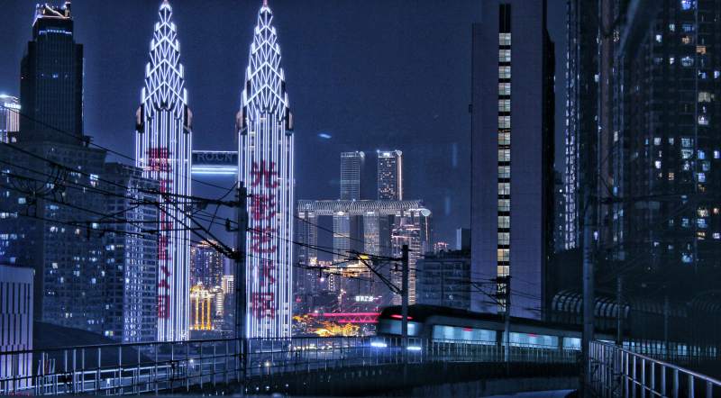 夜幕下的城市灯火图片