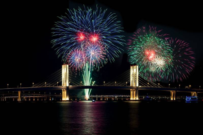 桥上烟花绽放图片