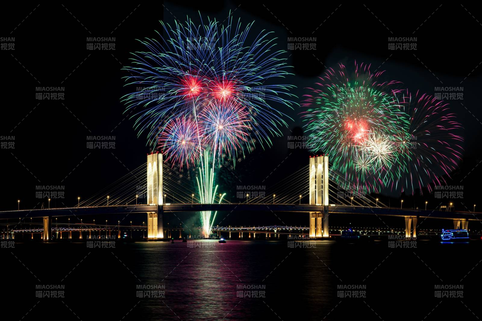 桥上烟花绽放图片