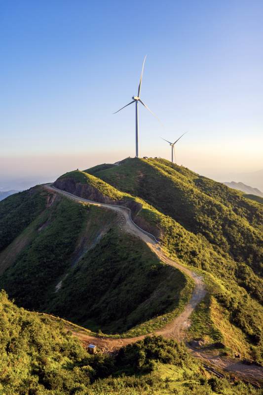 山巅风车迎朝阳图片