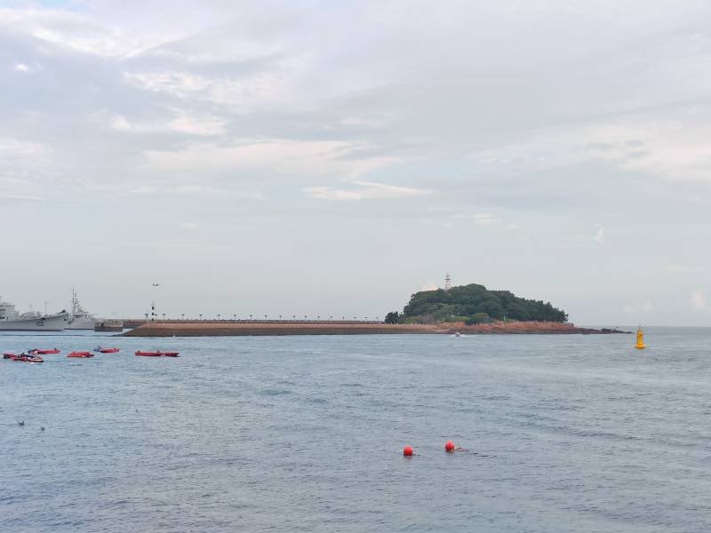 青岛海中孤岛静谧景色图片