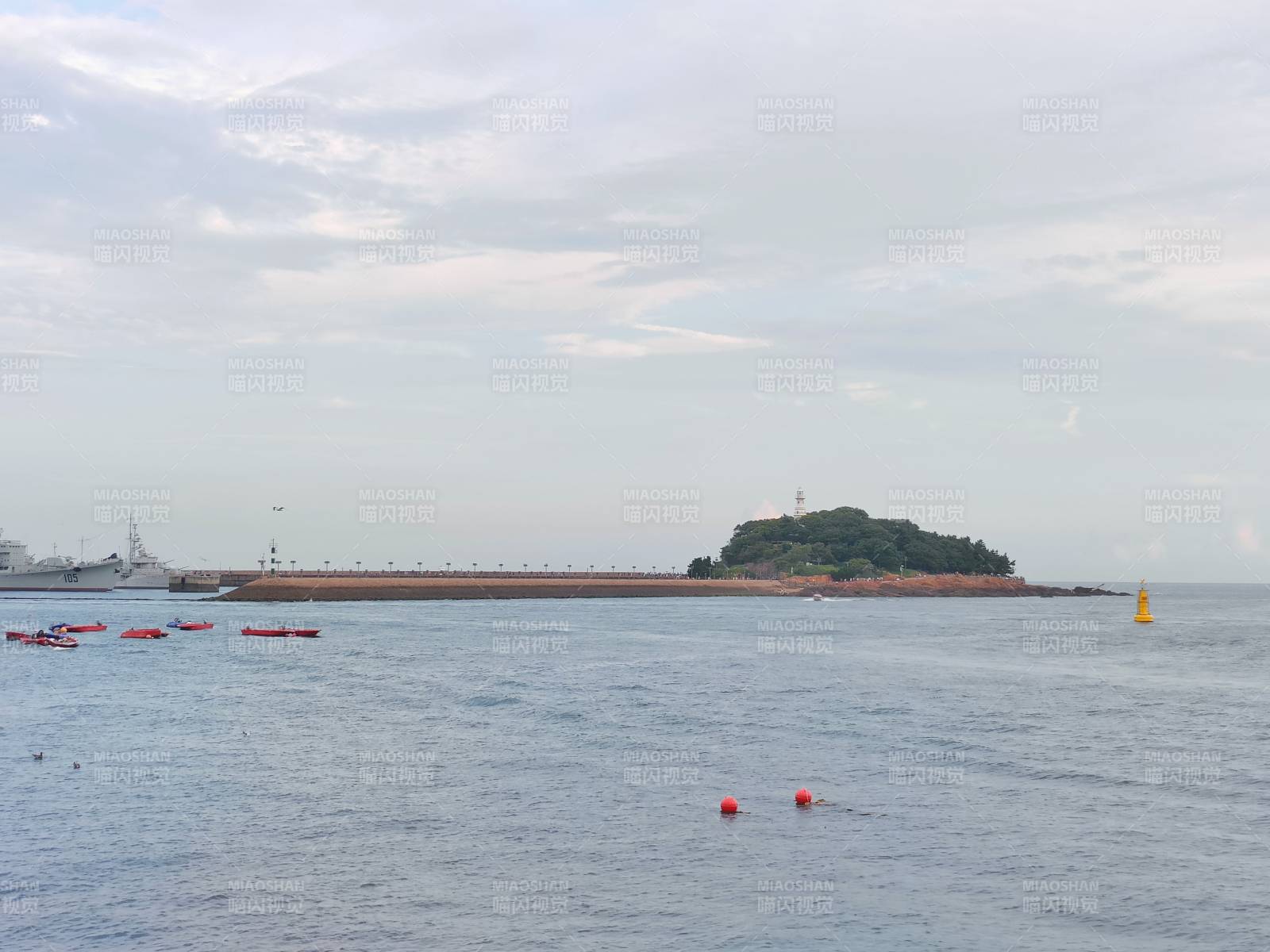 青岛海中孤岛静谧景色图片