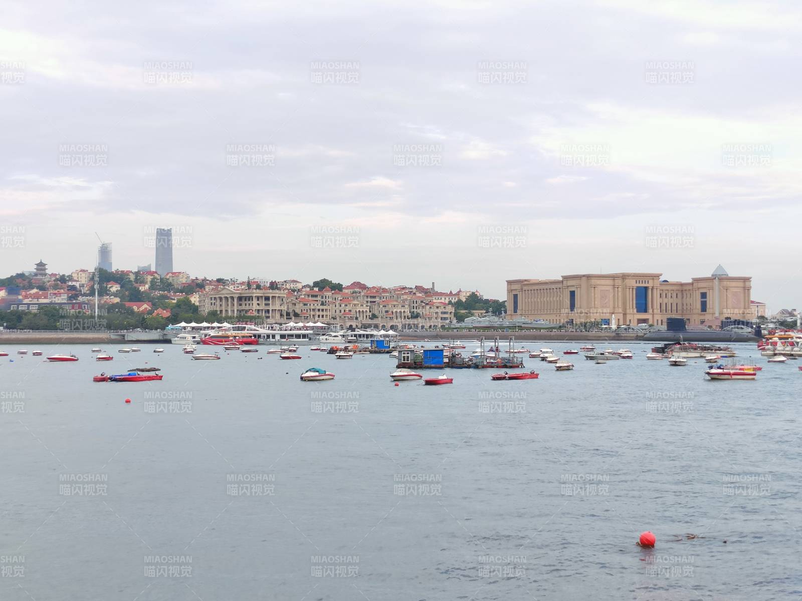 青岛海港风光 船只点点图片